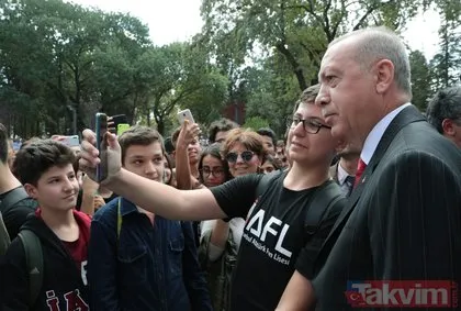 Başkan Erdoğan Kadıköy’deki Atatürk Fen Lisesi’nde gençlerle özçekim yaptı