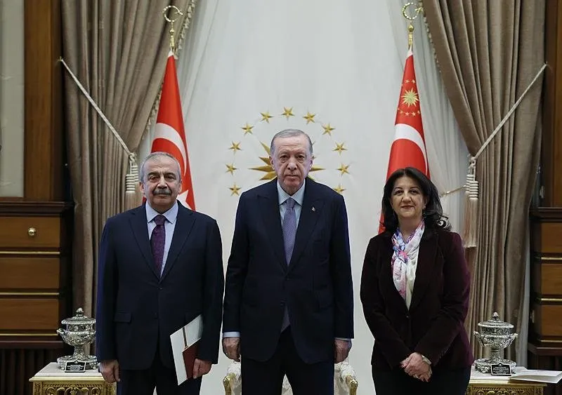 Başkan Recep Tayyip Erdoğan, Cumhurbaşkanlığı Külliyesi'nde DEM Parti Van Milletvekili Pervin Buldan ve İstanbul Milletvekili Sırrı Süreyya Önder'i kabul etti. (AA/10 Nisan 2025)