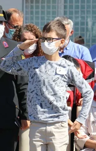 Giresun’daki selde şehit olan Erdem Çıtır'ın oğlu babasını asker selamı ile uğurladı