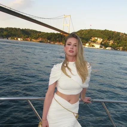 Yasemin Kay Allen’ın doğum günü kutlamasına milyonluk hediye damga vurdu! Yüzüğü de gündem olmuştu