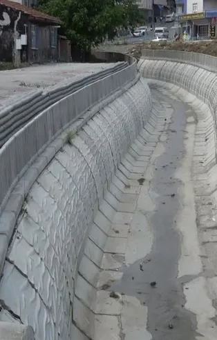 İBB koruma demirlerini yol kenarı yerine derenin içinde kalan kısma koydu