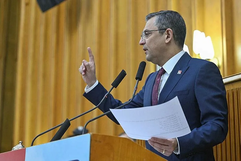 CHP'de İzmir krizi PM'de zirveye çıktı! Özgür Özel aday belirlemek için yetki istedi vetoyu yedi-3