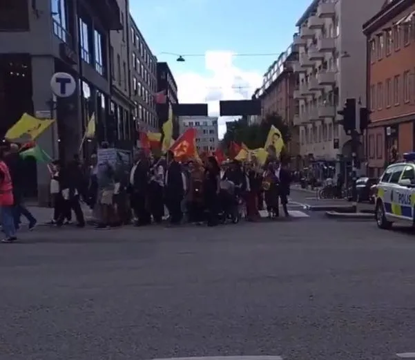 isvecin-baskenti-stockholmden-skandal-goruntuler-pkk-yandaslari-pacavralarla-yurudu-1657375530605.jpeg İsveç'in başkenti Stockholm'den skandal görüntüler: PKK yandaşları paçavralarla yürüdü-2