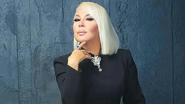 gelinim-mutfakta-yeni-sunucu-safiye-soyman-kimdir-safiye-soyman-kac-yasinda-nereli-iste-esi-ve-cocuklari-1635133766613.jpg Safiye Soyman kaç yaşında, nereli? Gelinim Mutfakta yeni sunucu Safiye Soyman kimdir? İşte eşi ve çocukları!-5