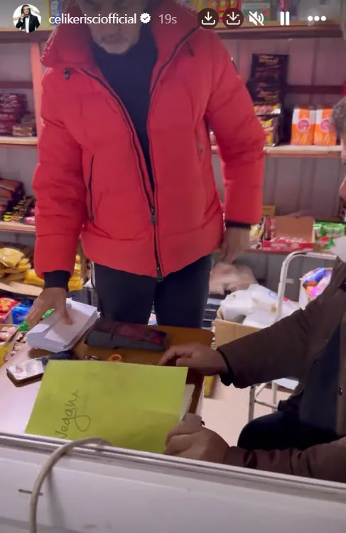 1772628497369.jpg Şarkıcı Çelik Hatay’da borç kapattı çamurlu kıyafetle sahneye çıktı: "Ramazan paylaşmak demek"-4