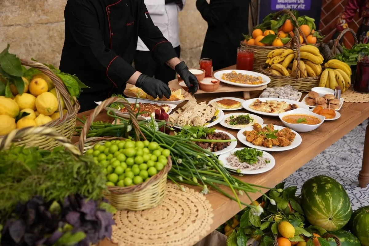 akdenizin-incisi-ilk-kez-kultur-yolu-sahnesinde-mersinde-festival-coskusu-1778326232365.jpeg Akdeniz’in incisi ilk kez Kültür Yolu sahnesinde: Mersin’de festival coşkusu-3