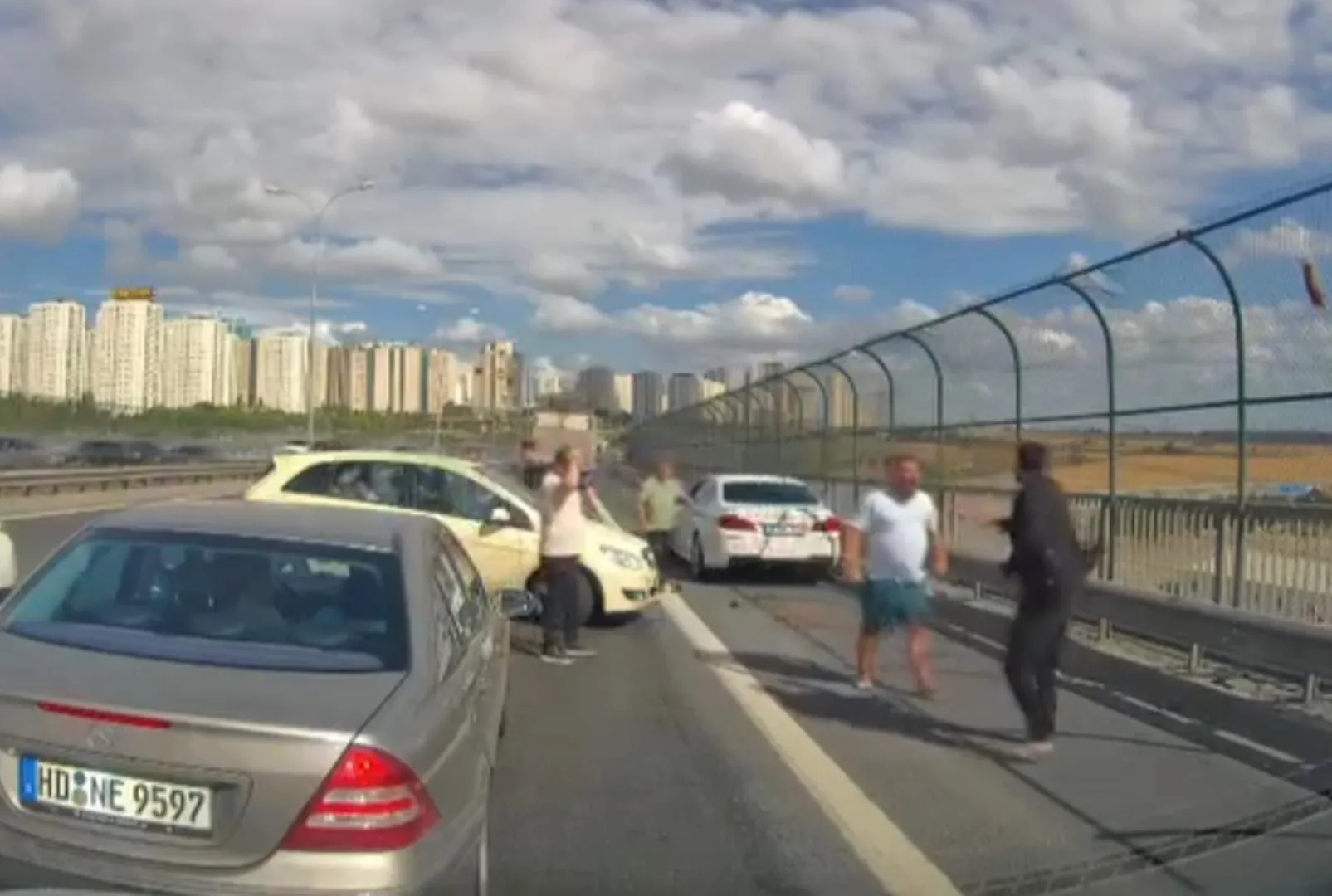 Kediyi kurtarmak isteyen kadına araba çarptı