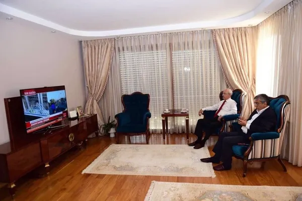 chp-genel-baskani-kemal-kilicdaroglu-15-temmuz-torenini-de-televizyondan-izleme-karari-aldi-1594728161422.jpg CHP Genel Başkanı Kılıçdaroğlu'ndan bir skandal daha: 15 Temmuz törenini de televizyondan izleme kararı aldı - 1