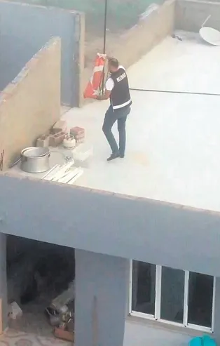 Türk Bayrağı’nı yerde bırakmadı