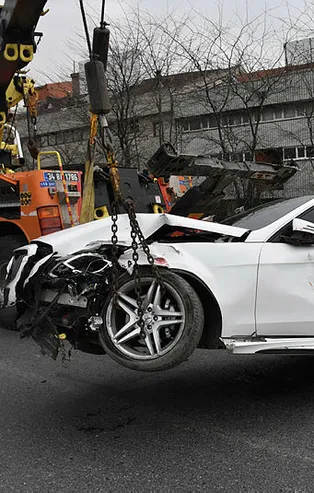 TEM'de feci kaza! Araç hurdaya döndü