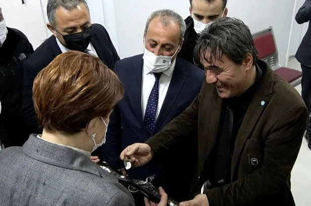 iyi-parti-osmaniye-merkez-ilce-yonetim-kurulu-uyesinden-skandal-hirsizlik-caldigini-meral-aksenere-hediye-etti-1639681245390.jpeg İYİ Parti Osmaniye Merkez İlçe Yönetim Kurulu Üyesinden skandal hırsızlık! Çaldığı bıçağı Meral Akşener'e hediye etti-2