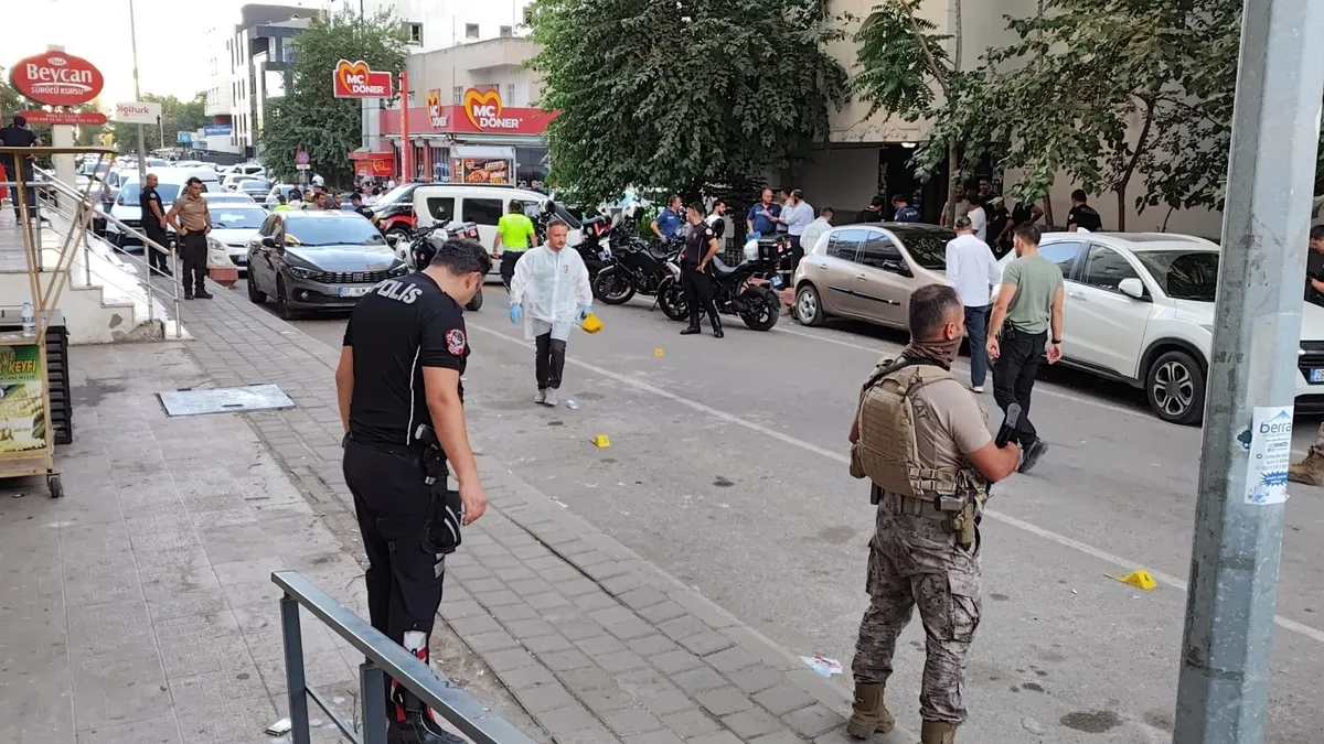 batmanda-cadde-ortasinda-silahli-kavga-3-yarali-1789591476391.jpeg Batman'da kurşun yağmuru: Olayla ilgisi olmayan 2 yaya ile birlikte 3 kişi yaralandı-4