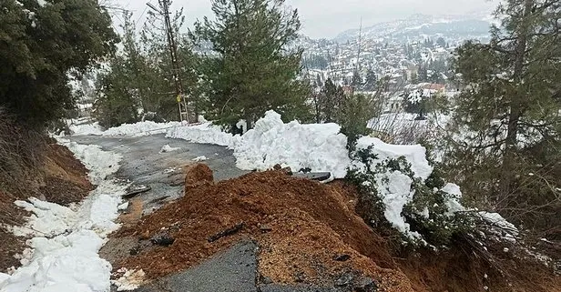 Mersin’de heyelan! Yol trafiğe kapandı