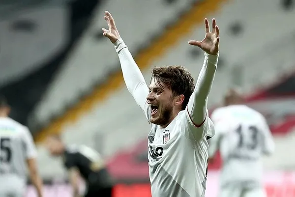 Başka bir takıma gitmeyi kabul etmedi kadro dışı kaldı! Adem Ljajic Beşiktaş’tan servet kazanıyor gününü gün ediyor-9