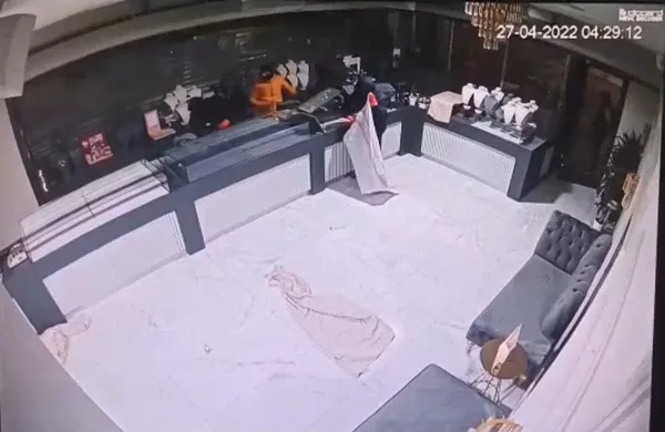1651732462576.jpg Çuvallarla altın çaldılar! Beykoz'da kuyumcuda milyonluk soygun-2