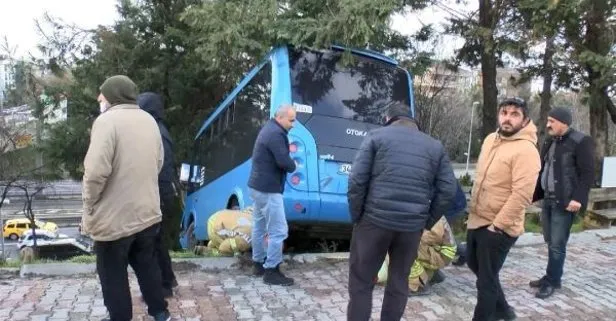 Üsküdar’da korku dolu anlar: Minibüs rampadaki ağaca çarptı düşme ihtimaline karşı D-100 kapatıldı!
