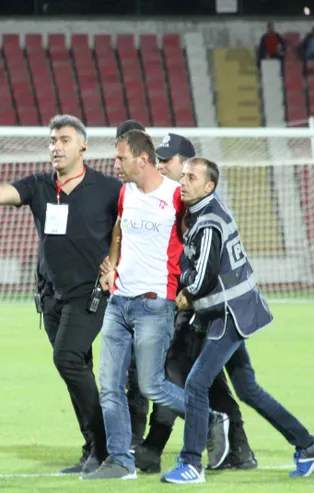 Taraftar hakem kafa attı! Maç iptal edildi