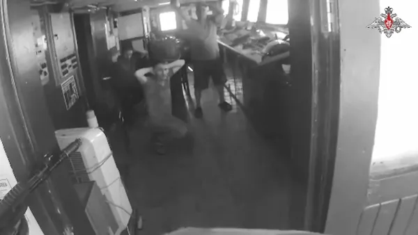 rus-askerlerinin-sukru-okan-gemisine-duzenledigi-baskin-kamerada-1692096821142.jpg Rus askerlerinden Türk gemisi 'Sukru Okan'a baskın-3