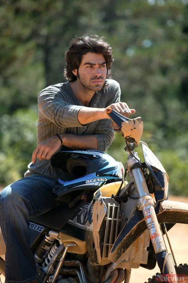 Üç yıl evli kalan ikiliden Özçelik, geçen günlerde Reshad Strik ile nikah masasına oturarak gündeme geldi.