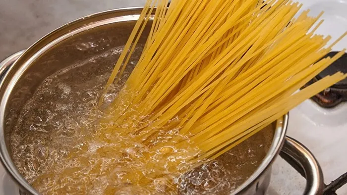 Beyazlayan bölgeye dikkatli bakın: Makarna böyleyse evinize sakın almayın!-2