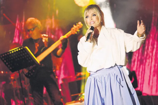 ozcan-denizin-nisanlisi-samar-dadgara-kayinvalidesinin-soyledikleri-sorulunca-buz-kesti-1652209856680.jpg Özcan Deniz’in nişanlısı Samar Dadgar'a kayınvalidesinin söyledikleri sorulunca buz kesti-8