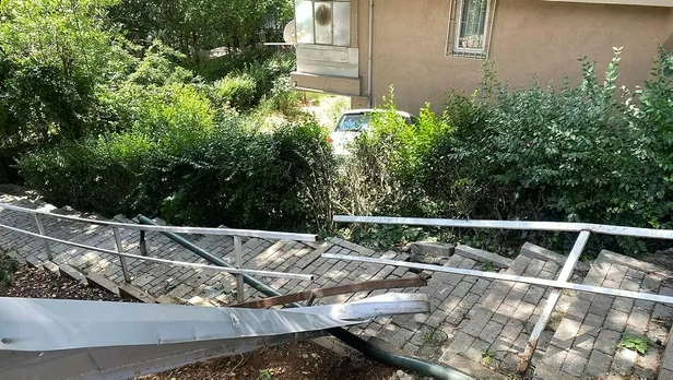 Beşiktaş'ta fren yerine gaza basan sürücü aracıyla bahçeye uçtu-3