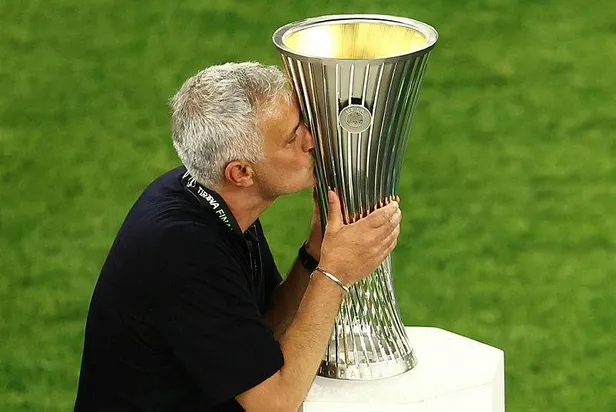 son-dakika-uefa-avrupa-konferans-liginde-sampiyon-roma-1653514041044.jpeg Son dakika: UEFA Avrupa Konferans Ligi'nde şampiyon Roma!-5