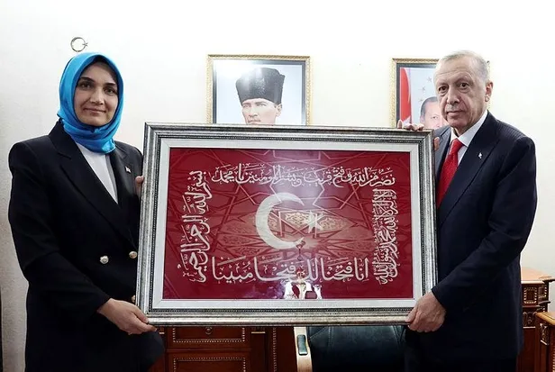 baskan-erdogan-ilk-basortulu-vali-olarak-tarihe-gecen-kubra-guran-yigitbasini-makaminda-ziyaret-etti-1661803842812.jpeg