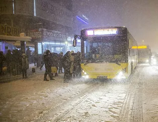 İstanbul'u beklenen Aybar kar fırtınası vurdu! Araçlar yollarda kaldı, otobüs kuyrukları oluştu