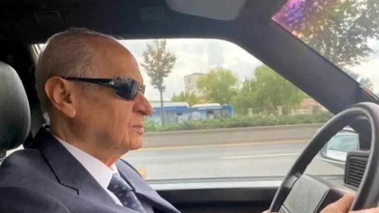 MHP Genel Başkanı Devlet Bahçeli, klasik otomobiliyle Ankara'yı gezdi! 