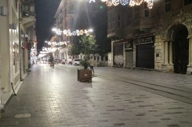 İstiklal Caddesi'nde şüpheli paket