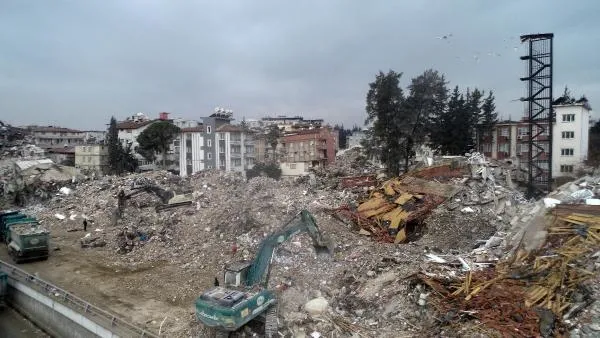 1676966455682.jpeg Depremde binalar yıkıldı, yangın merdiveni ayakta kaldı-5