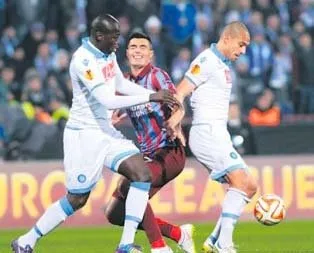 Oscar Cardozo bir attı sonra yattı!