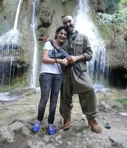 hdpli-meral-danis-bestastan-semra-guzel-ve-pkkli-terorist-volkan-boranin-fotograflarini-savundu-sozlusune-ait-1641854647787.jpeg HDP'li Meral Danış Beştaş, Semra Güzel ve PKK'lı terörist Volkan Bora'nın fotoğraflarını savundu! Sözlüsüne ait...-3