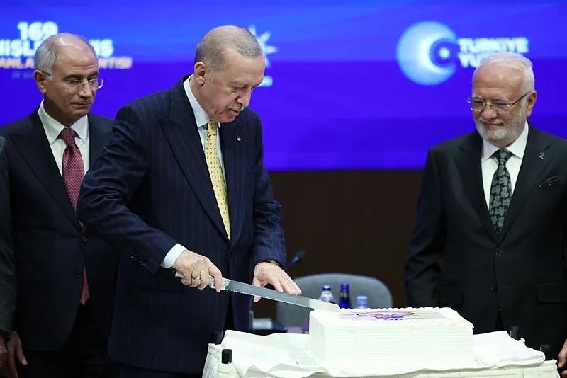 Başkan Erdoğan, kendisi için hazırlanan pastayı kesti. (AA)