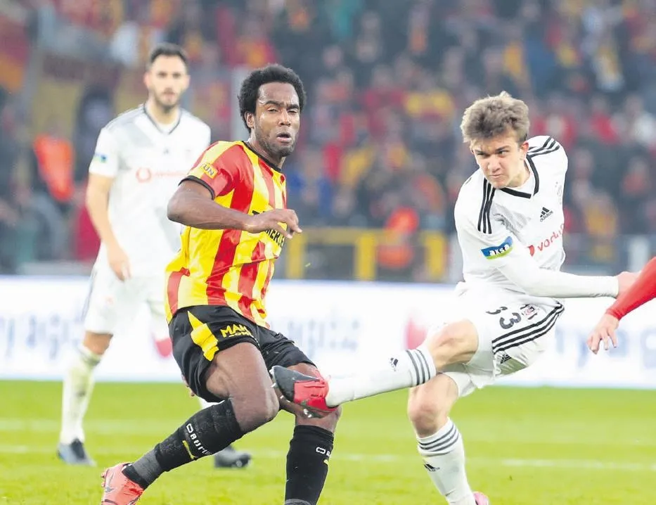 18 yaşındaki Rıdvan büyük alkış aldı