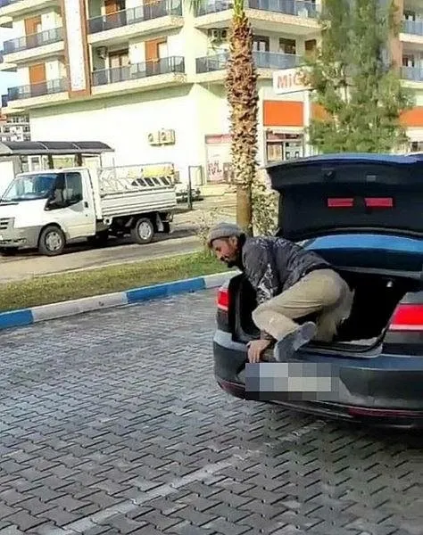 boyle-patron-olmaz-olsun-araci-kirlenmesin-diye-isciyi-bagaja-atti-skandal-olayda-yeni-goruntuler-1642153226611.jpeg Böyle patron olmaz olsun! Aracı kirlenmesin diye işçiyi bagaja attı! Skandal savunma: Şakalaşıyorduk-5