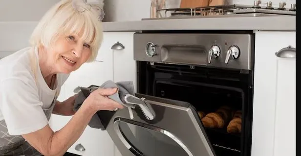 Fırın tepsisindeki yanmış kalıntılara veda edin: Dakikalar içinde ilk günkü haline geliyor!