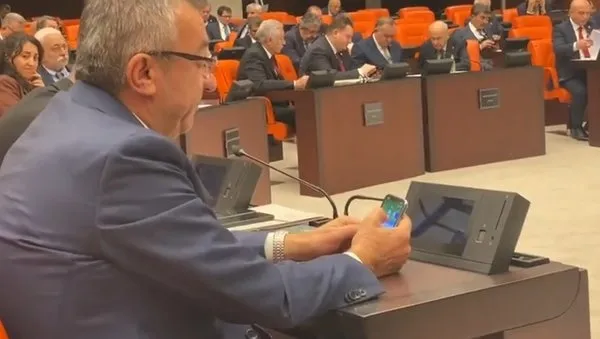 1670274322060.jpg CHP'li Engin Altay'ın TBMM'deki bütçe görüşmelerinde telefon ile oyun oynaması büyük tepkiye neden oldu-1