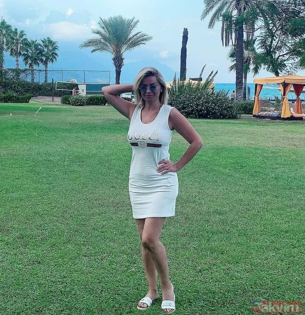 Songül Karlı’ya bu kez dekolte yetmedi yırtmacının derinliğini de arttırdı! Öyle bir elbise giydi ki oğlu bu kez fena kızacak - 1