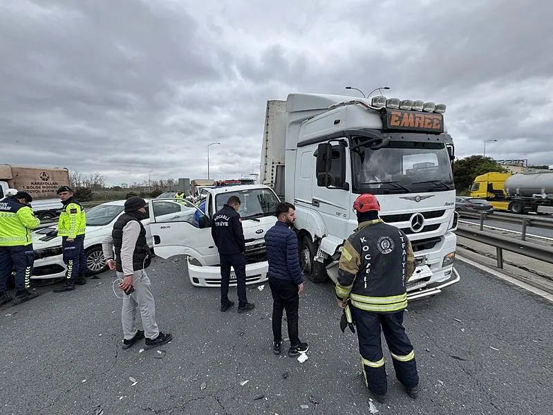 Anadolu Otoyolu'nun Kocaeli kesiminde meydana gelen zincirleme kaza nedeniyle Ankara istikametinde ulaşım sağlanamıyor. (AA)