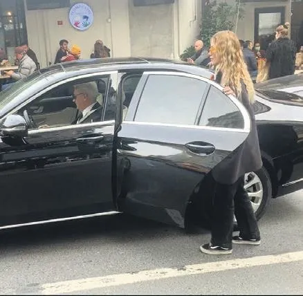 ucuncu-kez-anne-olan-berguzar-korel-26-gunluk-leylayi-gezintiye-cikardi-1638125346200.jpeg Üçüncü kez anne olan Bergüzar Korel 26 günlük Leyla'yı gezintiye çıkardı-5