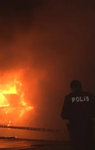 Bebek'te aynı teknede bir günde ikinci yangın: Küle dönen tekne battı