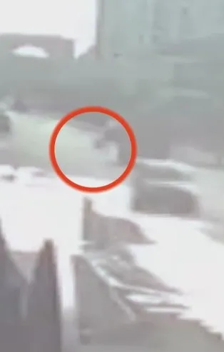 Başıboş köpek saldırısından kaçarken kamyon altında kaldı! Küçük Mahra Melin Pınar yaşam mücadelesi veriyor