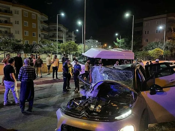 mersinde-minibusle-otomobil-carpisti-yaralilar-var-1653803999238.jpeg Mersin'de minibüsle otomobil çarpıştı: Yaralılar var-1