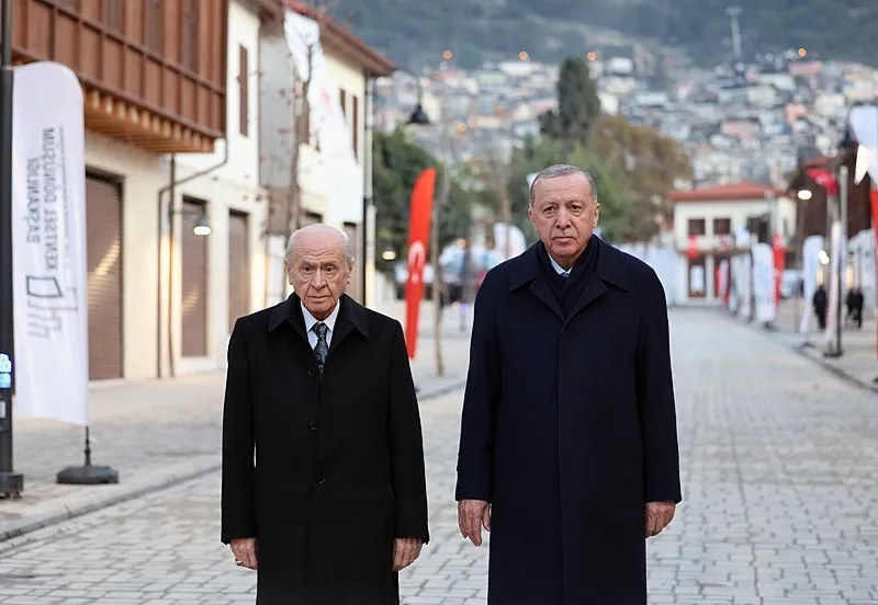 Başkan Erdoğan, Hatay'da yapımı tamamlanan Kemalpaşa Caddesi'nde incelemelerde bulundu. Cumhurbaşkanı Erdoğan'a, MHP Genel Başkanı Devlet Bahçeli eşlik etti