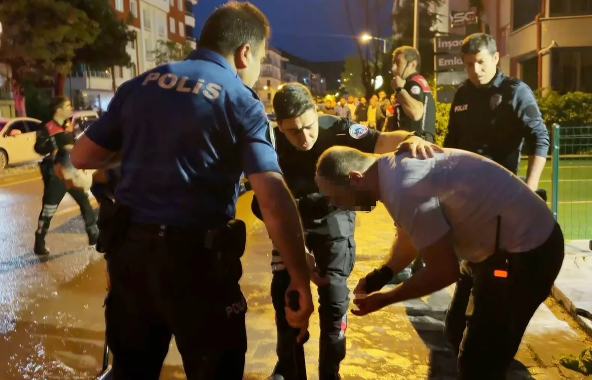 Aksaray'da kızını rahatsız eden genci takip edip kulağını kesti: Olay yerine giden polis yaralandı-4