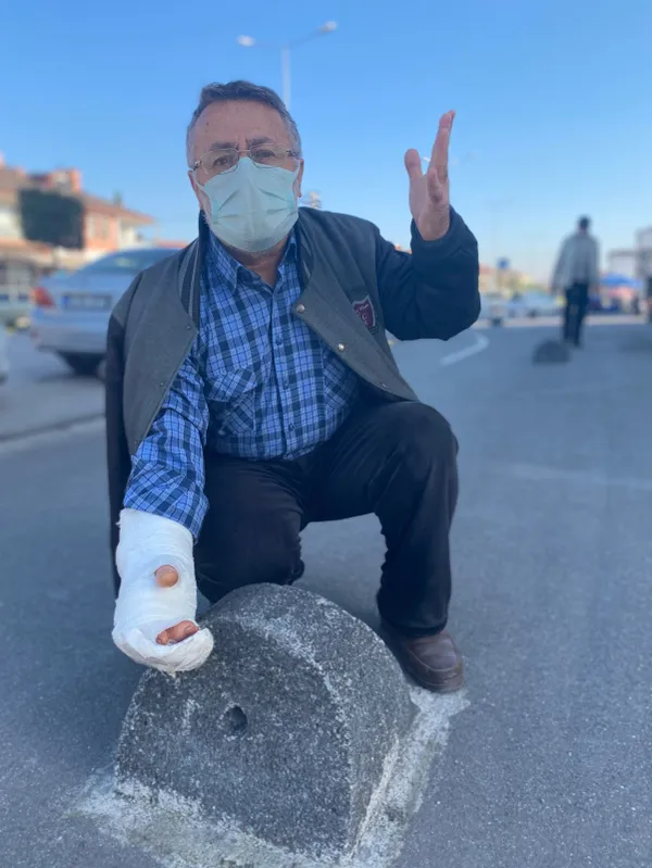 sakarya-erenlerde-59-yasindaki-bir-kisi-yola-konulan-mantar-taslara-6-kez-takilarak-dustu-en-sonunda-kolunu-kesti-1607600099924.jpg Sakarya Erenler'de 59 yaşındaki bir kişi yola konulan mantar taşlara 6 kez takılarak düştü en sonunda kolunu kesti-4