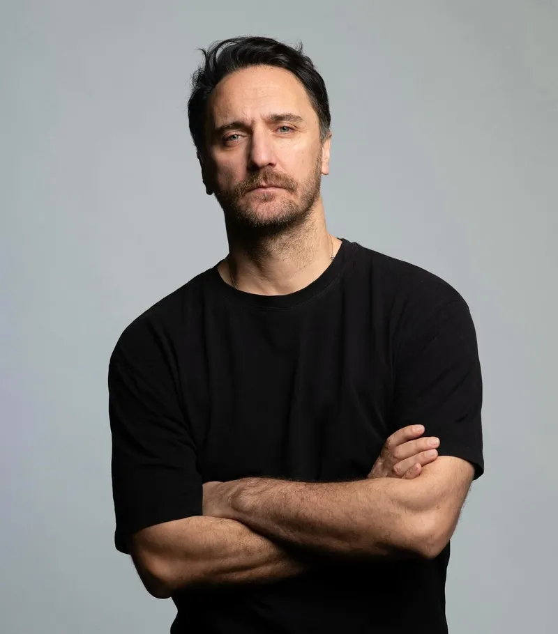 Oyuncu Fırat Çelik gizemli kız arkadaşıyla görüntülendi: Kameraları görünce yüzünü gizledi-7