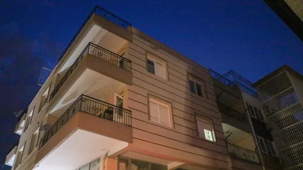 kizinin-nisanina-hazirlanan-anne-tahliye-karari-eline-ulasmayinca-esyalariyla-birlikte-sokakta-kaldi-1653040780545.jpg Kızının nişanına hazırlanan anne tahliye kararı eline ulaşmayınca eşyalarıyla birlikte sokakta kaldı-5